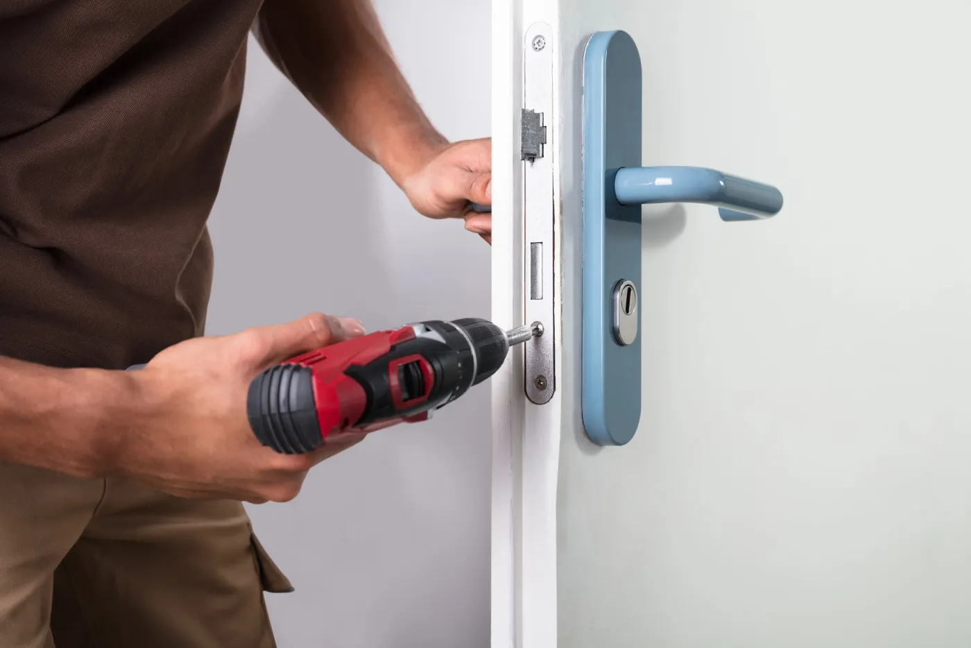 Serrurier fixant une serrure sur une porte d'entrée à Fontenay-sous-Bois (94120)